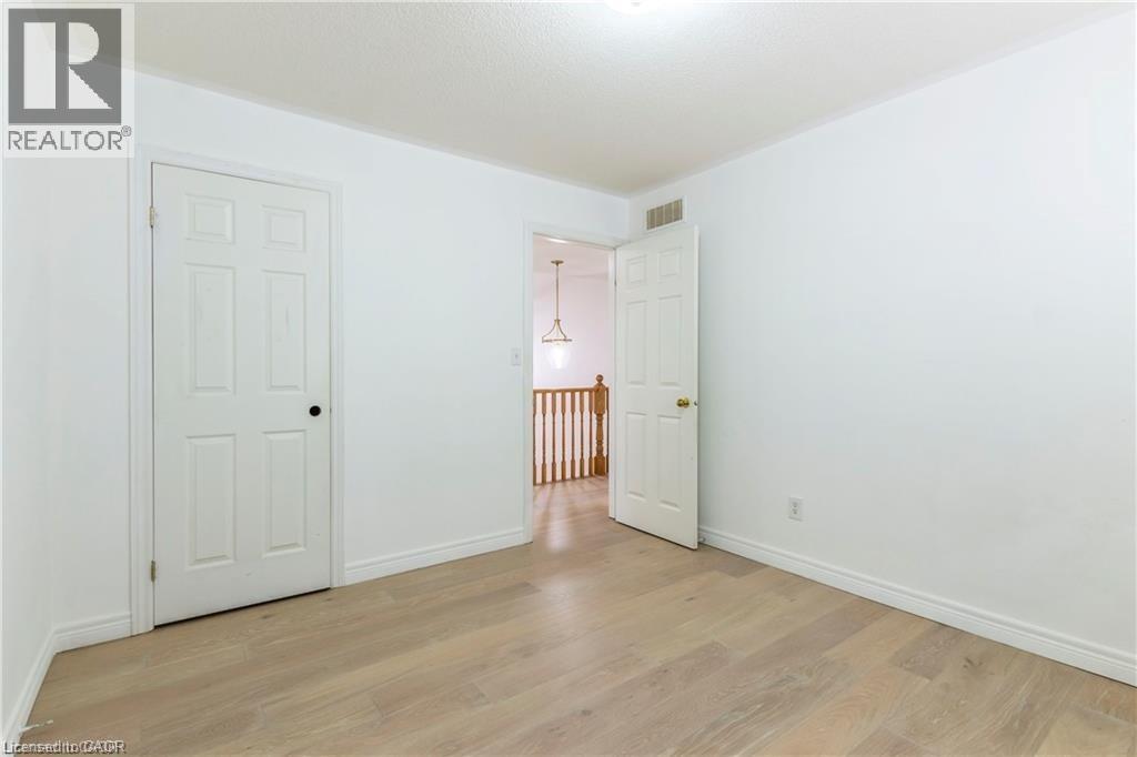 Unfurnished bedroom featuring light wood-style flooring and baseboards - 252 Thorner Drive Unit# Upper, Hamilton, ON - Indoor Photo Showing Other Room