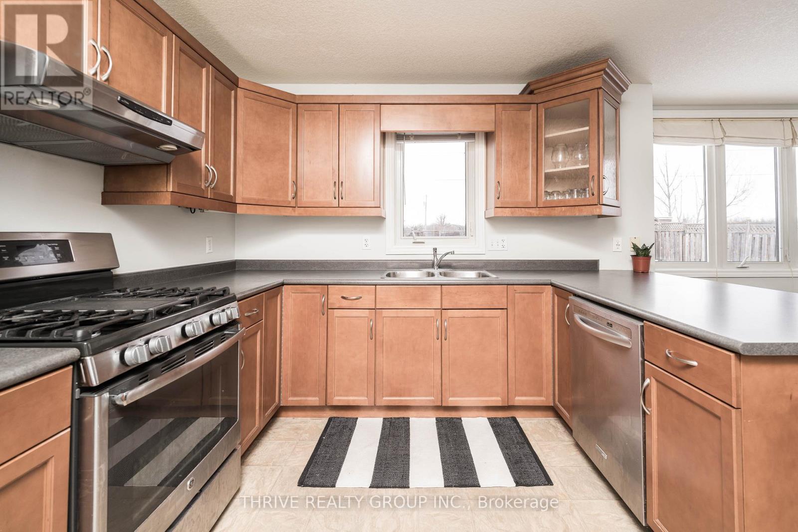 53 Brookside Drive, St. Thomas, ON - Indoor Photo Showing Kitchen With Double Sink