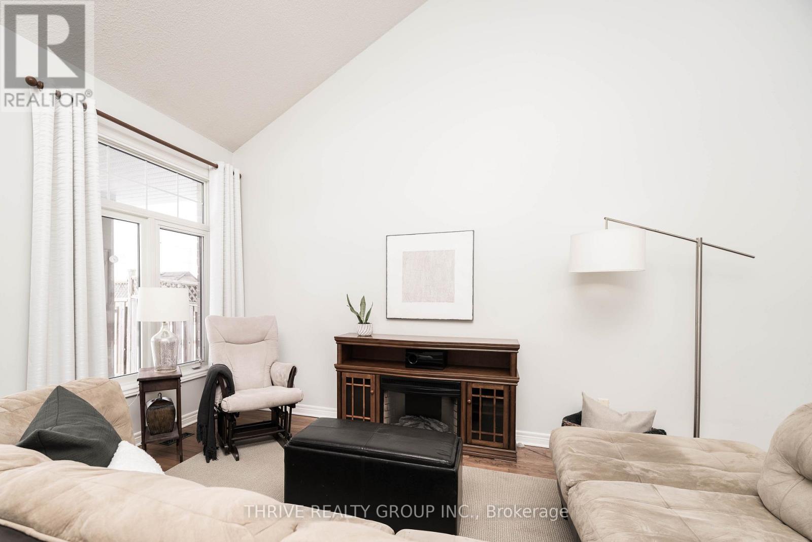 53 Brookside Drive, St. Thomas, ON - Indoor Photo Showing Living Room