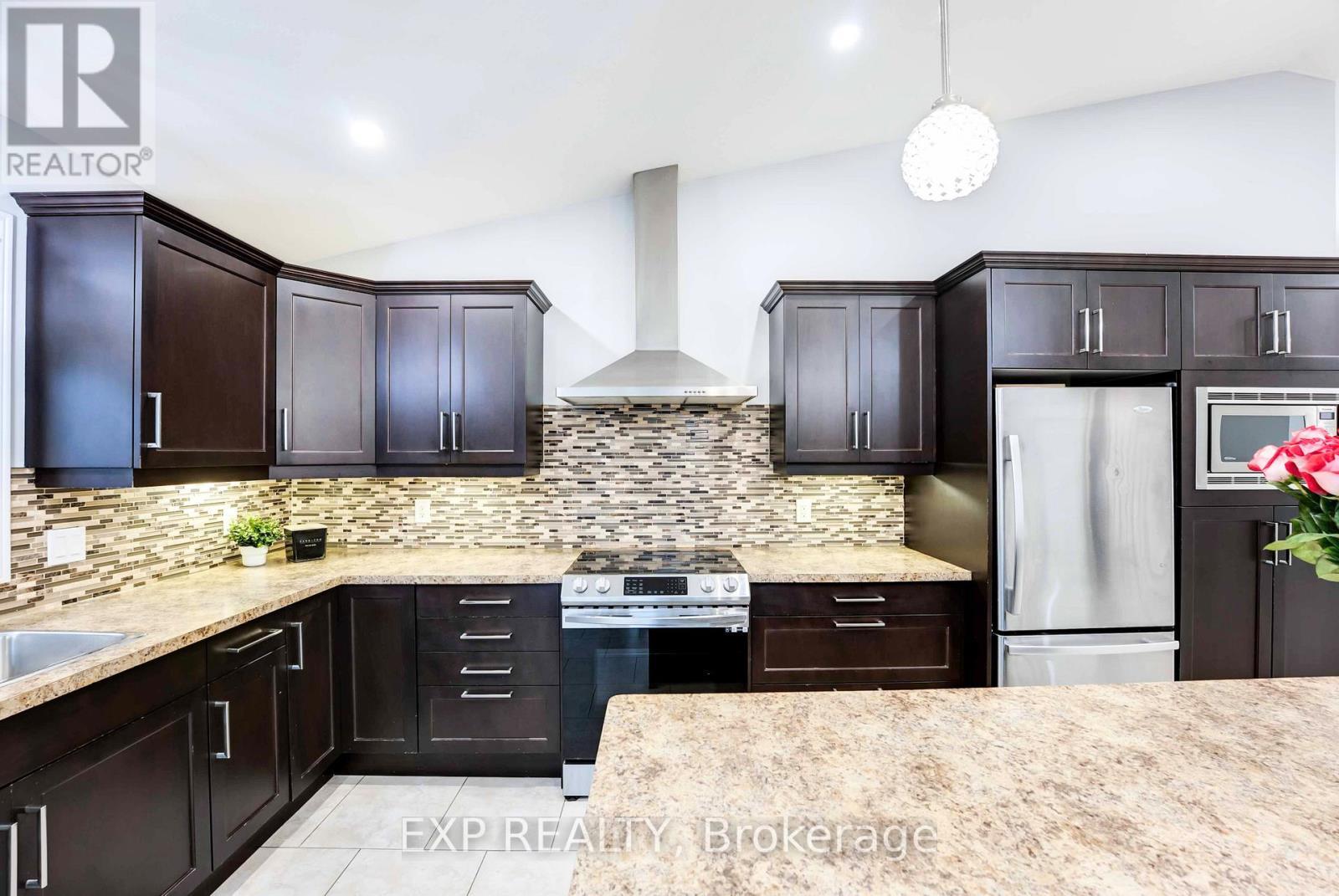 8583 Forestview Boulevard, Niagara Falls (Forestview), ON - Indoor Photo Showing Kitchen With Upgraded Kitchen