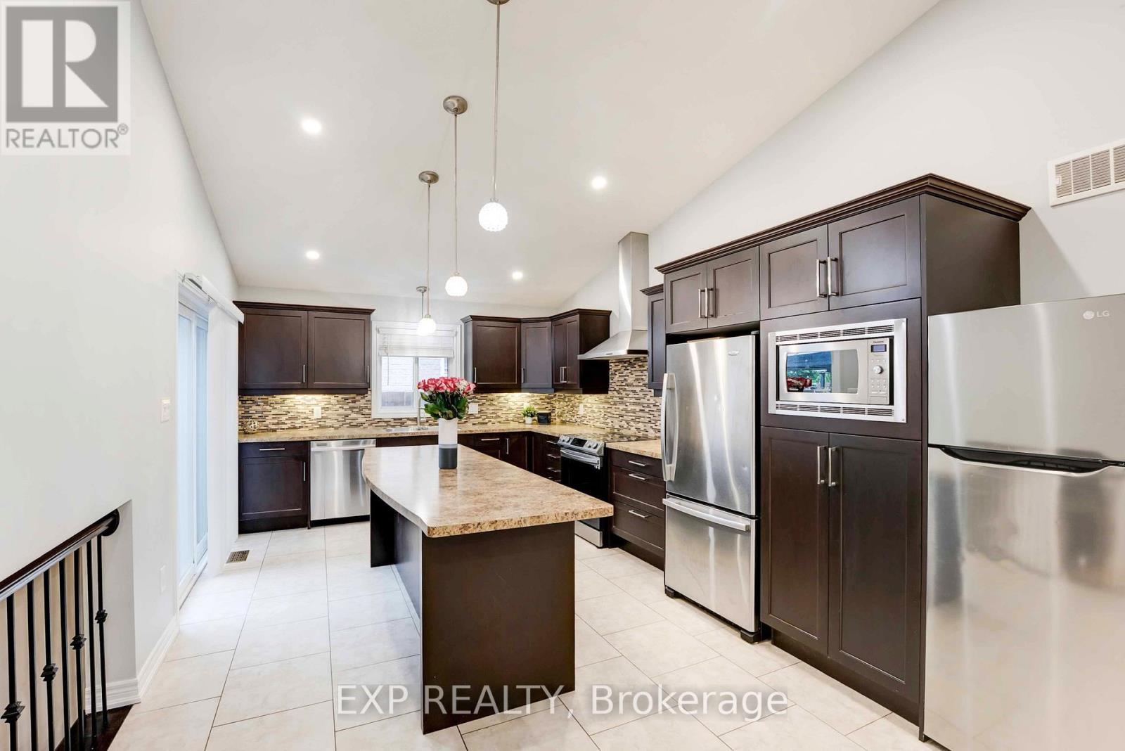8583 Forestview Boulevard, Niagara Falls (Forestview), ON - Indoor Photo Showing Kitchen With Upgraded Kitchen