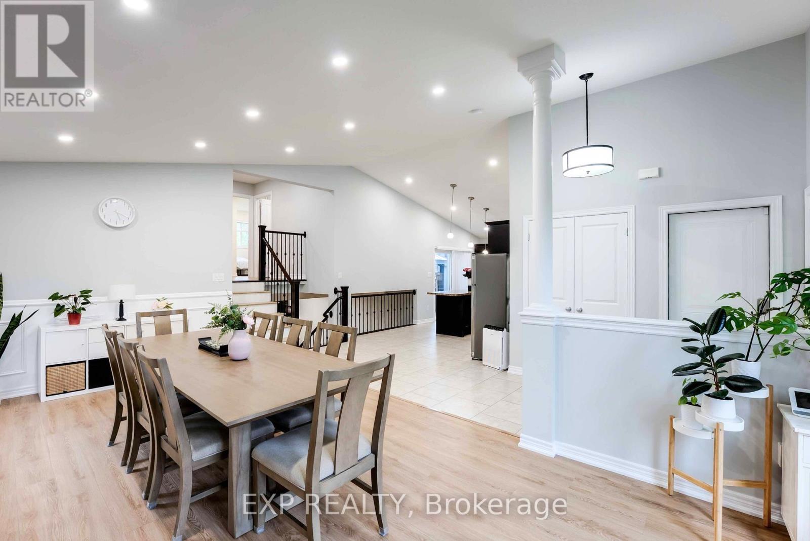 8583 Forestview Boulevard, Niagara Falls (Forestview), ON - Indoor Photo Showing Dining Room