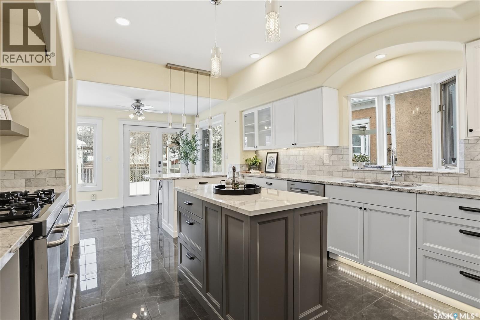 702 Queen Street, Saskatoon, SK - Indoor Photo Showing Kitchen With Upgraded Kitchen