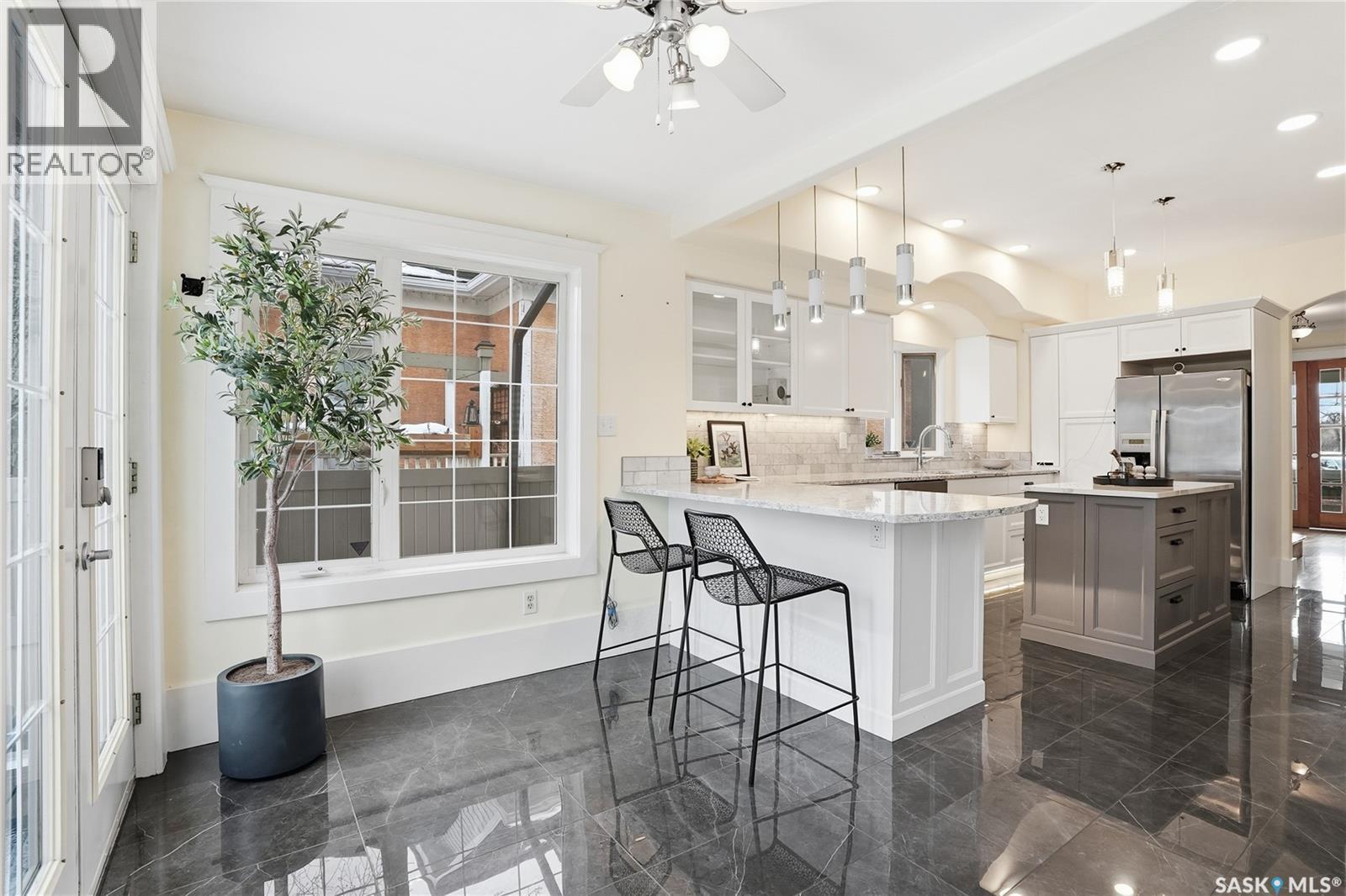 702 Queen Street, Saskatoon, SK - Indoor Photo Showing Kitchen With Upgraded Kitchen