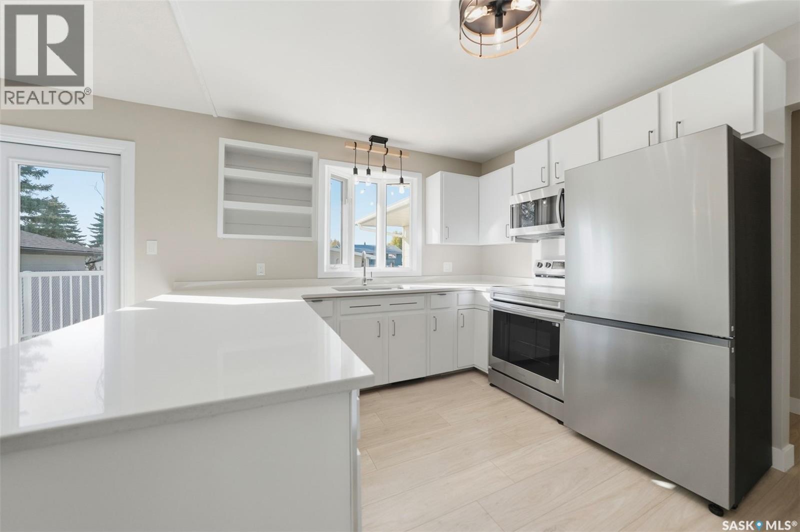 1317 Elevator Road, Saskatoon, SK - Indoor Photo Showing Kitchen With Upgraded Kitchen