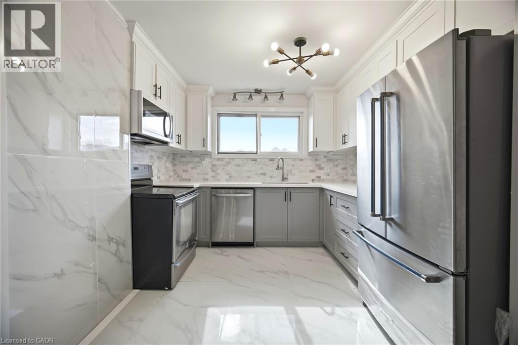 8 Claudette Gate, Hamilton, ON - Indoor Photo Showing Kitchen With Upgraded Kitchen