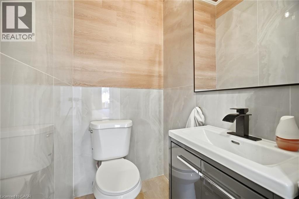 8 Claudette Gate, Hamilton, ON - Indoor Photo Showing Bathroom