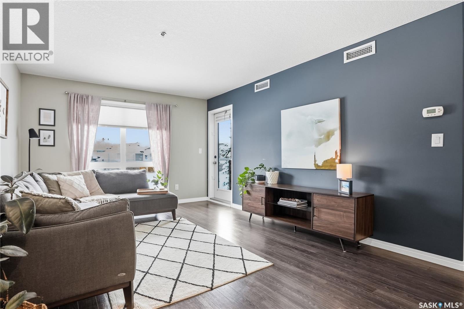 2105 104 Willis Crescent, Saskatoon, SK - Indoor Photo Showing Living Room