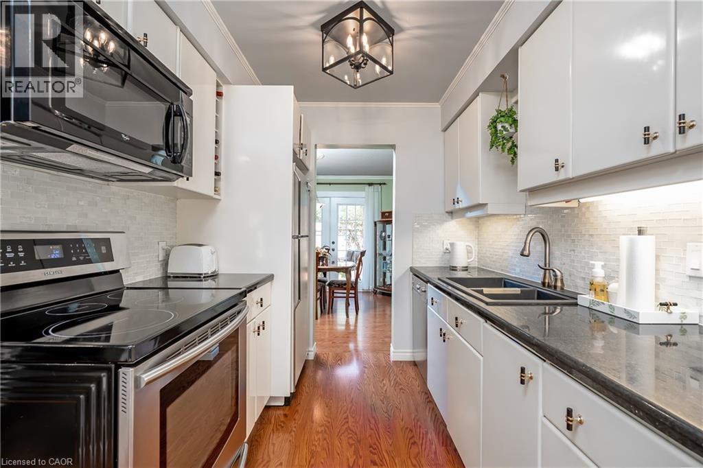 2407 Hemlock Court, Burlington, ON - Indoor Photo Showing Kitchen With Double Sink With Upgraded Kitchen