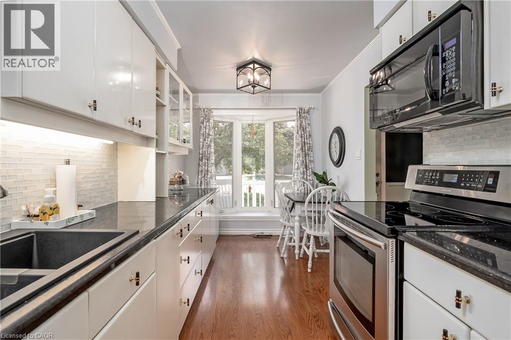2407 Hemlock Court, Burlington, ON - Indoor Photo Showing Kitchen With Upgraded Kitchen