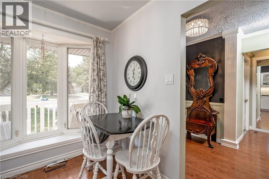 2407 Hemlock Court, Burlington, ON - Indoor Photo Showing Dining Room