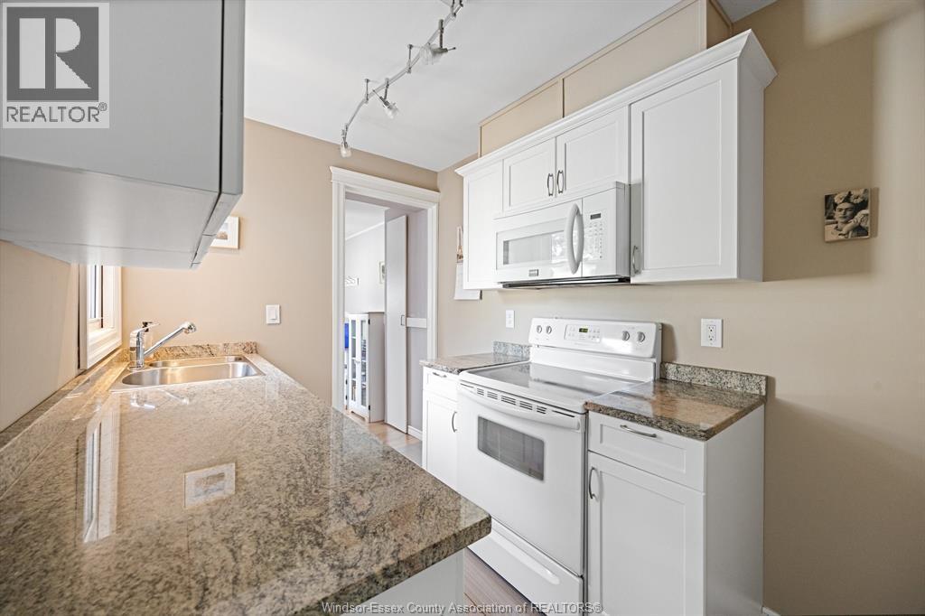 1276 Argyle, Windsor, ON - Indoor Photo Showing Kitchen With Double Sink