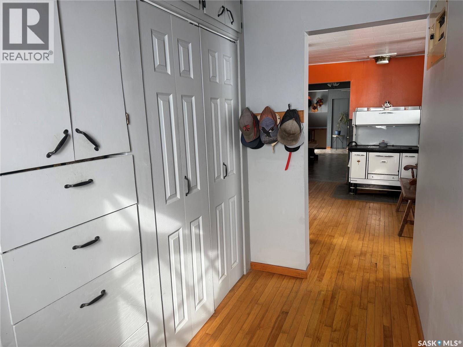 . Railway Avenue, Gladmar, SK - Indoor