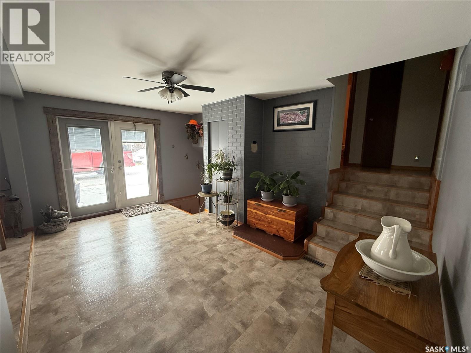 . Railway Avenue, Gladmar, SK - Indoor