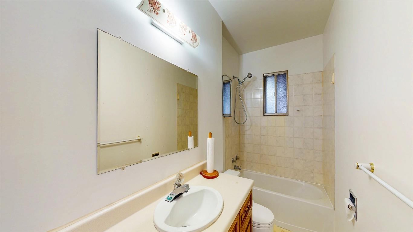 2113 Birch Street, Creston, BC - Indoor Photo Showing Bathroom