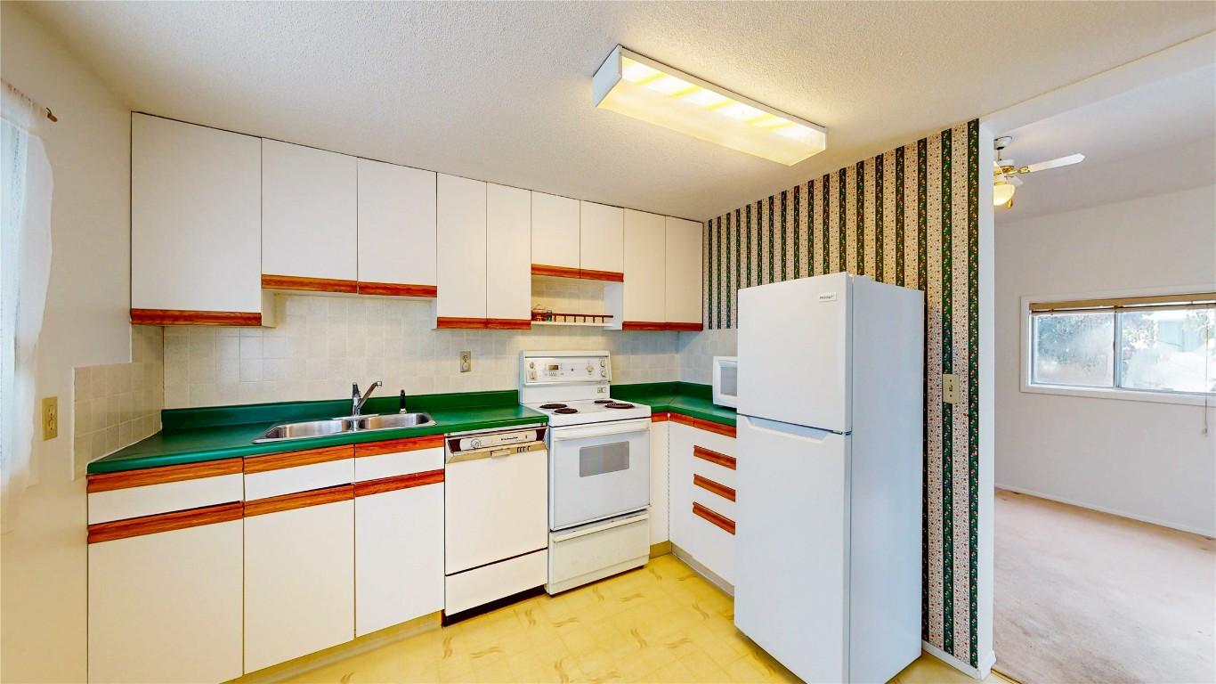 2113 Birch Street, Creston, BC - Indoor Photo Showing Kitchen
