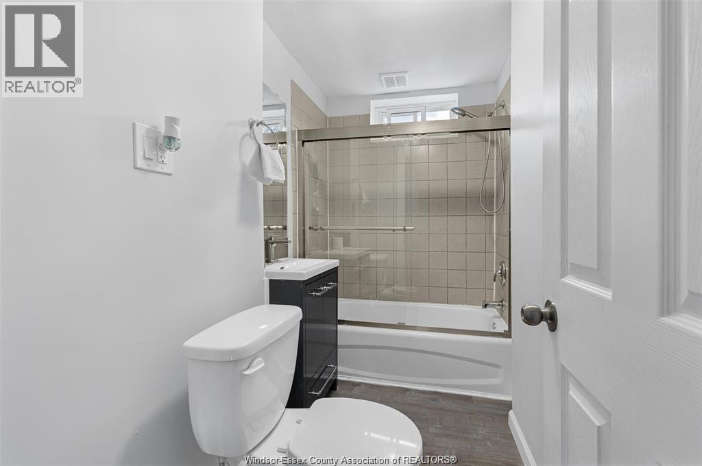 712 Brock, Windsor, ON - Indoor Photo Showing Bathroom