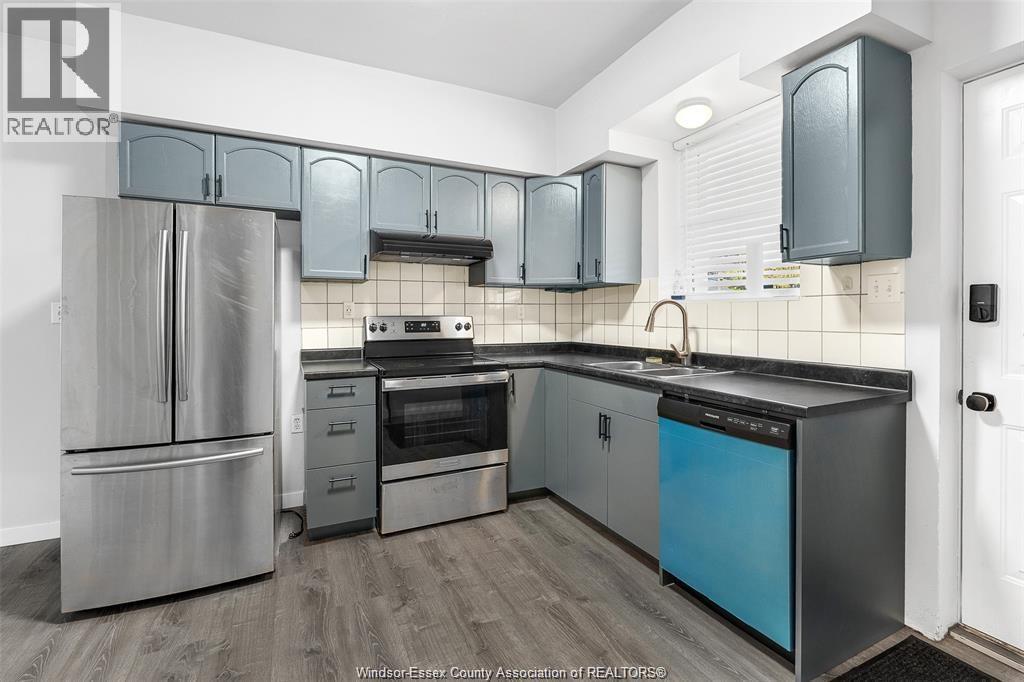 712 Brock, Windsor, ON - Indoor Photo Showing Kitchen With Double Sink