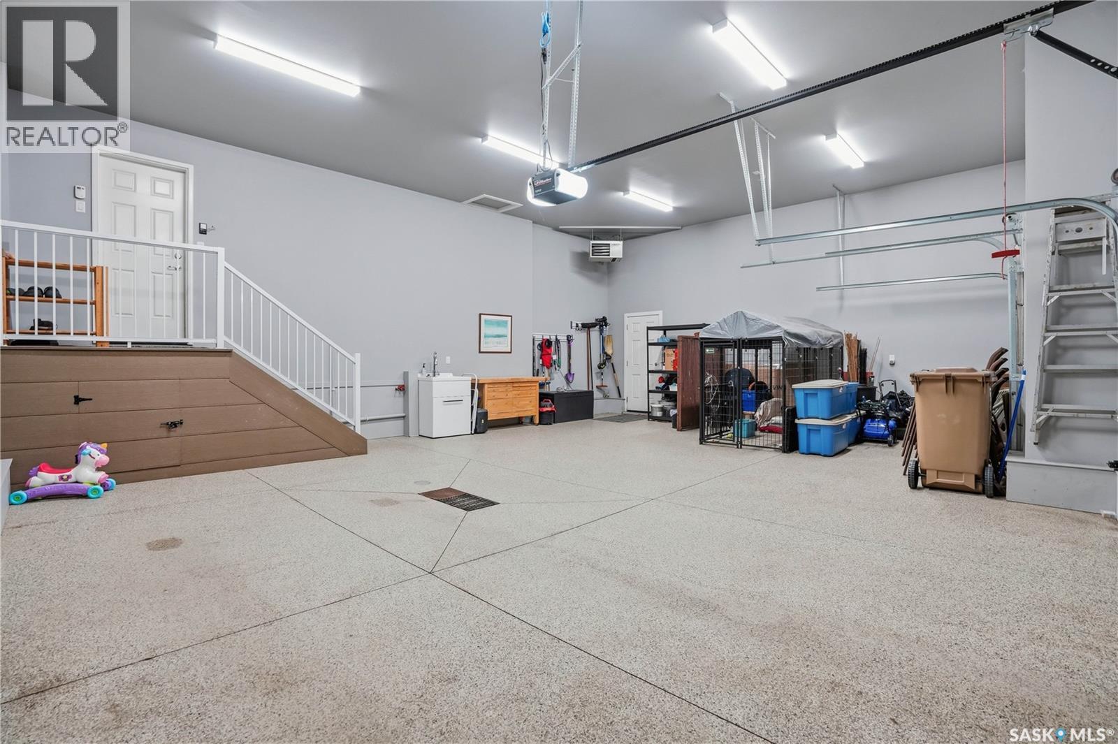 4506 Sandpiper Crescent E, Regina, SK - Indoor Photo Showing Garage