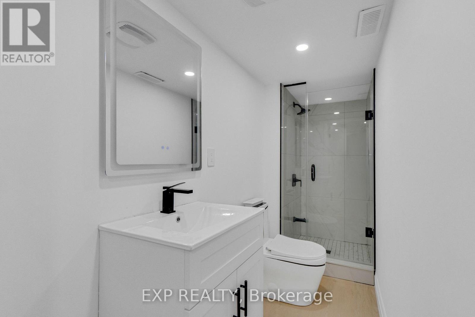 64 Lancaster Street E, Kitchener, ON - Indoor Photo Showing Bathroom