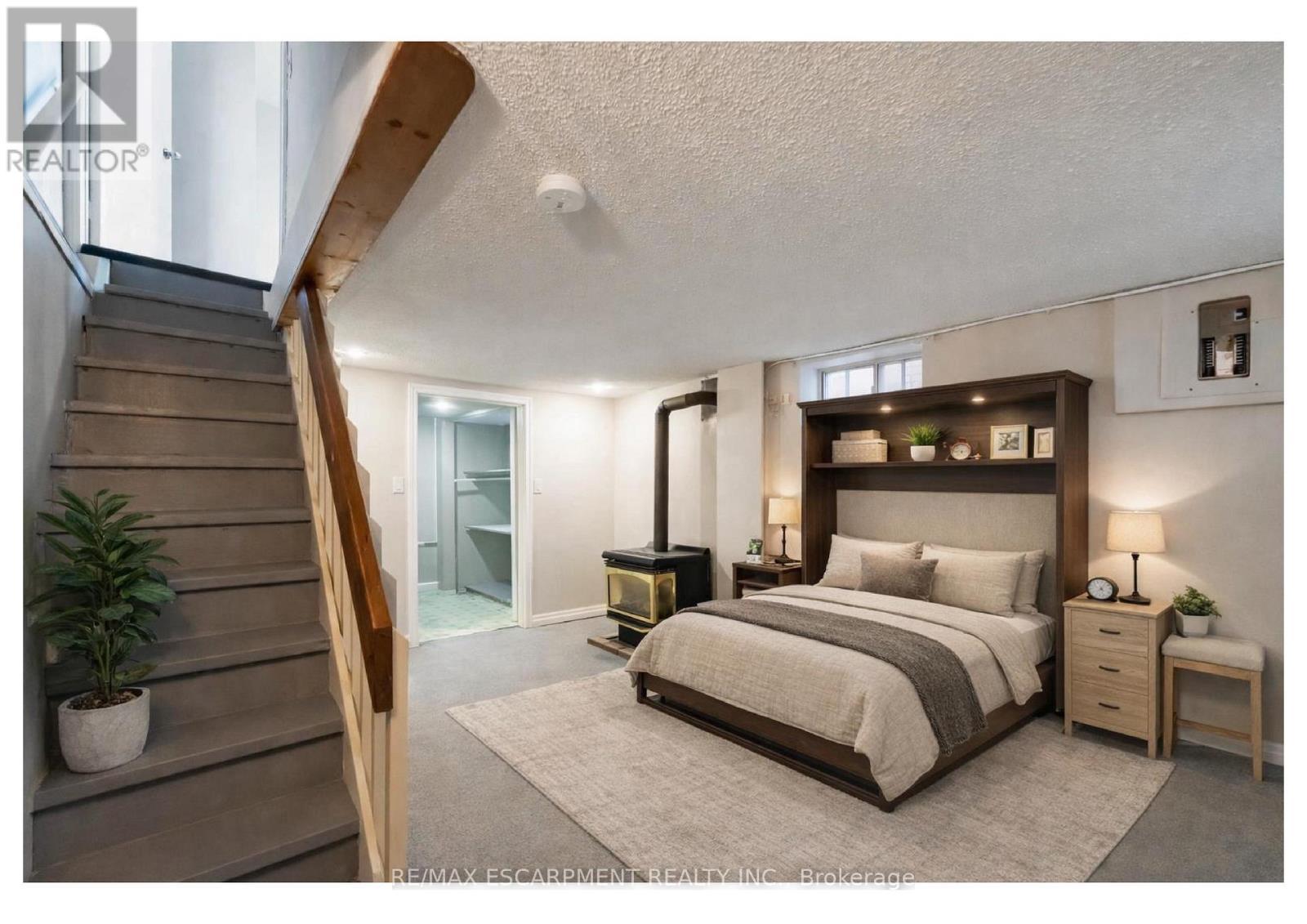 187 Barton Street W, Hamilton, ON - Indoor Photo Showing Bedroom