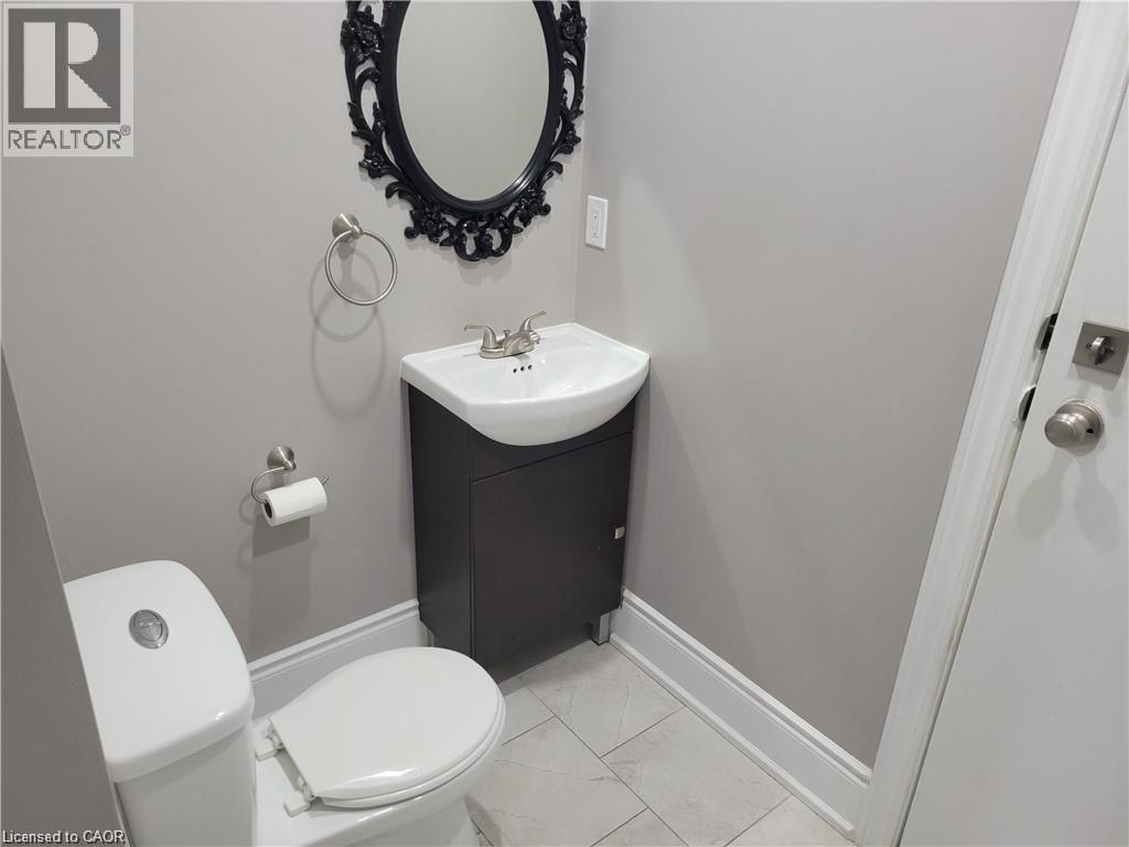 27 Belmont Avenue, Hamilton, ON - Indoor Photo Showing Bathroom
