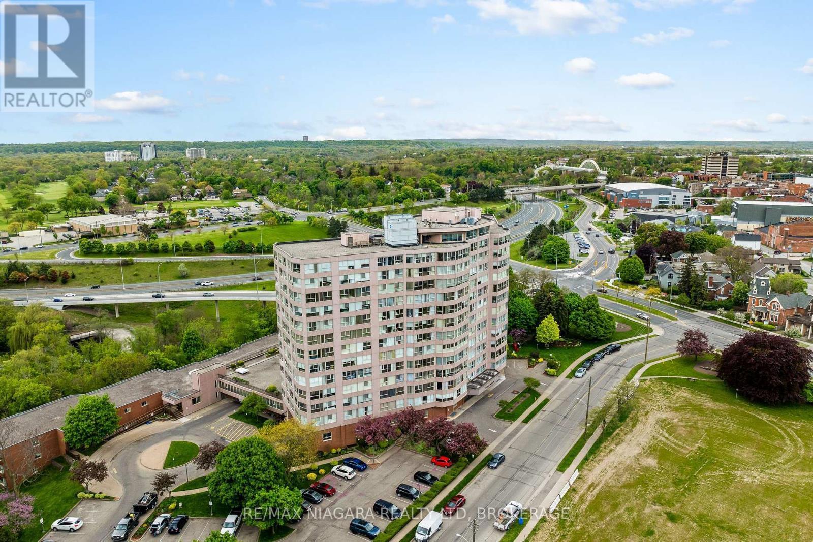 Amenity rich building just steps from downtown! - 502 - 7 Gale Crescent, St. Catharines (E. Chester), ON - Outdoor With View