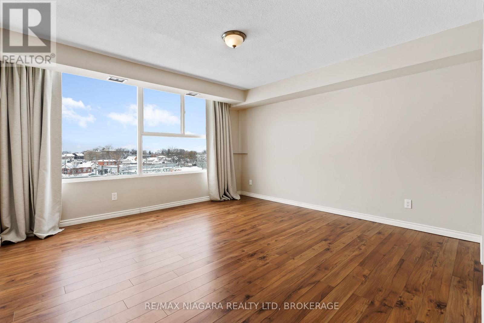 Large primary suite. - 502 - 7 Gale Crescent, St. Catharines (E. Chester), ON - Indoor Photo Showing Other Room