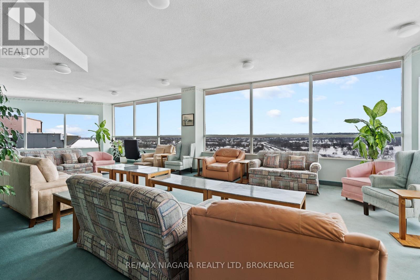 360 panoramic observation lounge. - 502 - 7 Gale Crescent, St. Catharines (E. Chester), ON - Indoor Photo Showing Living Room