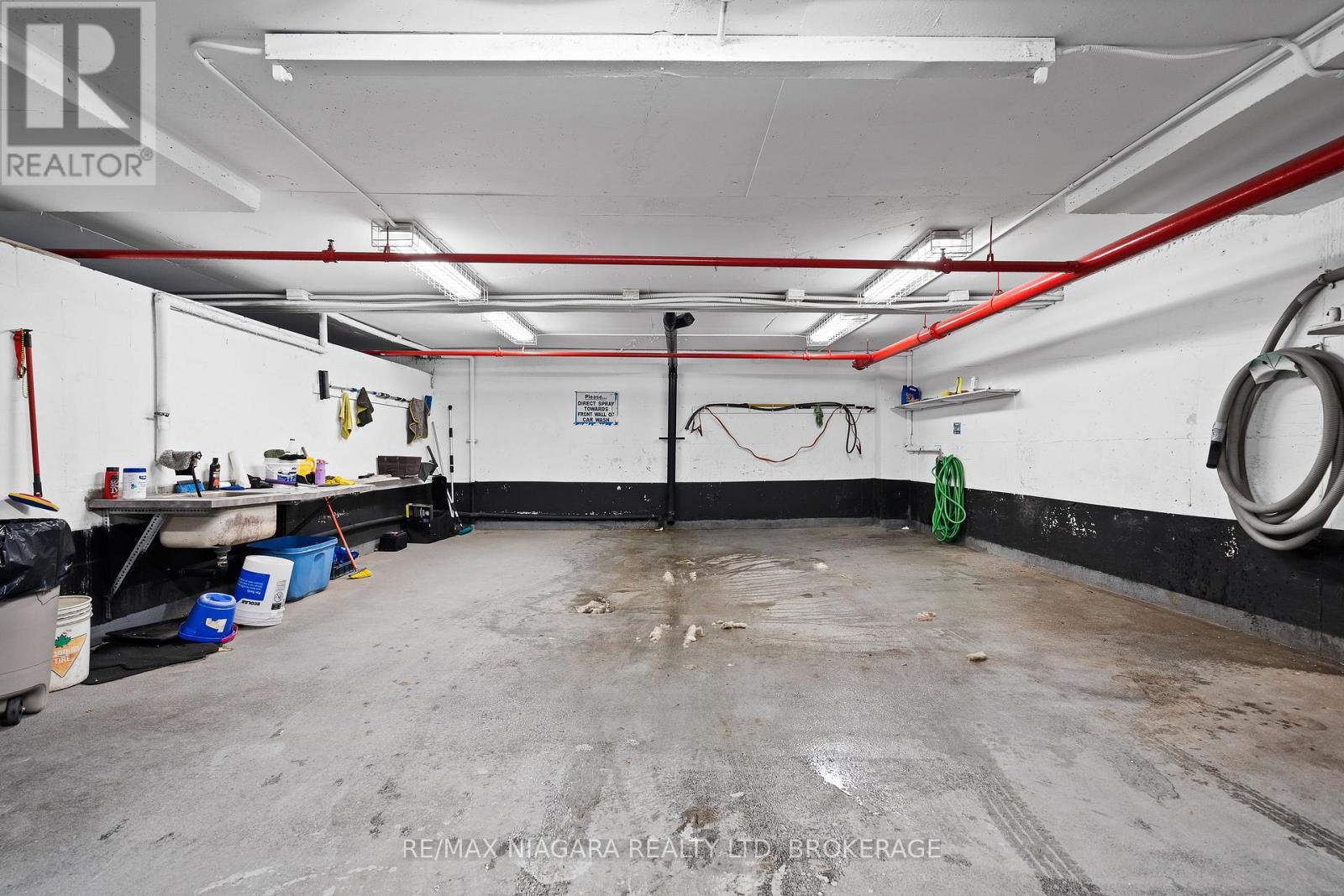 Car wash station. - 502 - 7 Gale Crescent, St. Catharines (E. Chester), ON - Indoor Photo Showing Garage