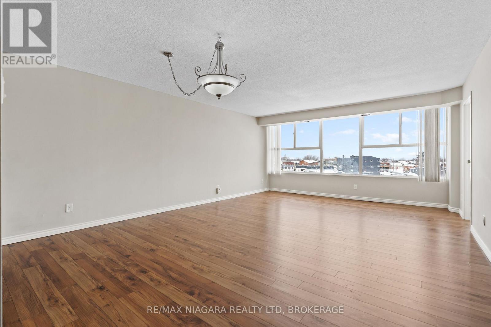 Abundant, light filled, open main living space. - 502 - 7 Gale Crescent, St. Catharines (E. Chester), ON - Indoor Photo Showing Other Room