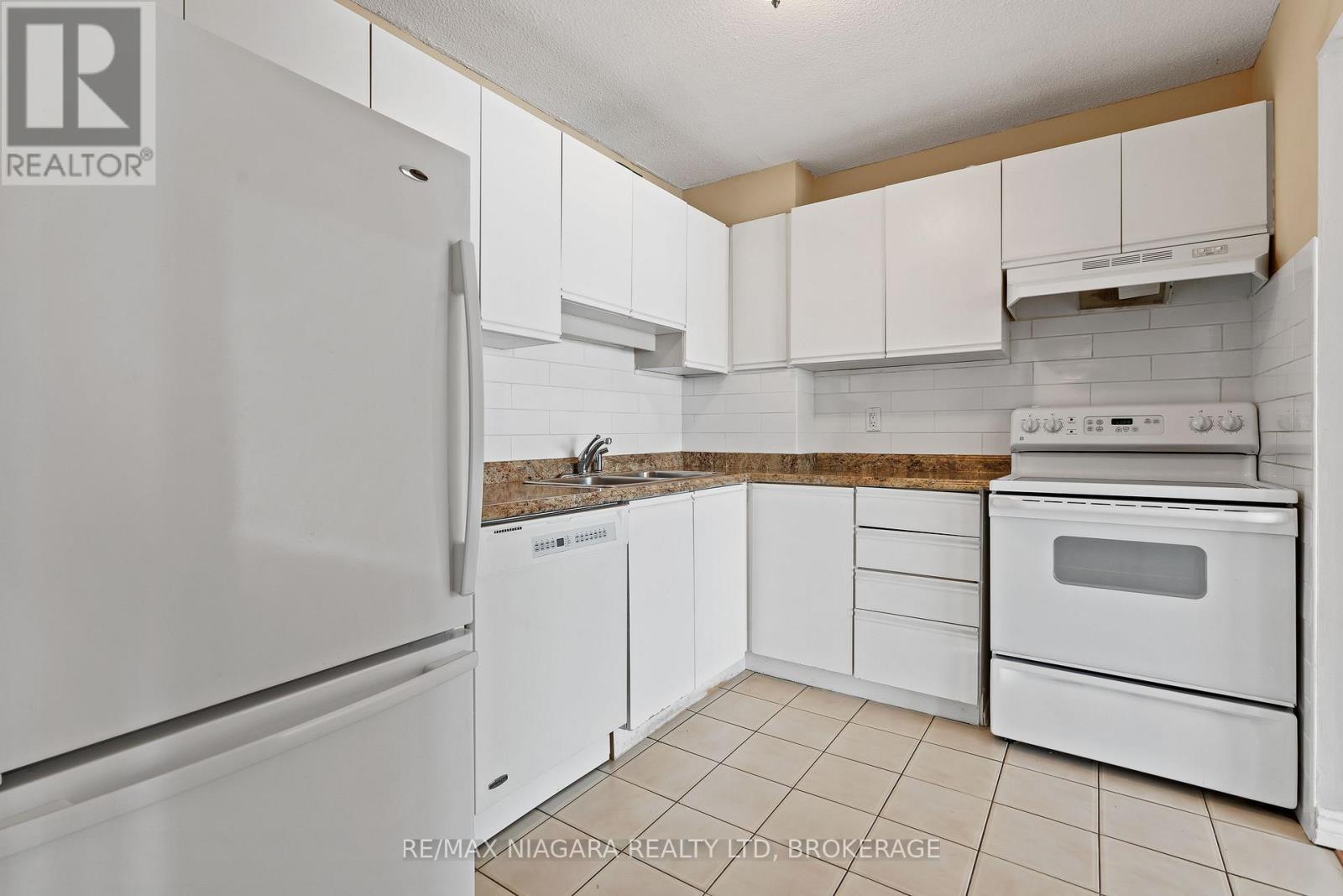 Plenty of storage. - 502 - 7 Gale Crescent, St. Catharines (E. Chester), ON - Indoor Photo Showing Kitchen