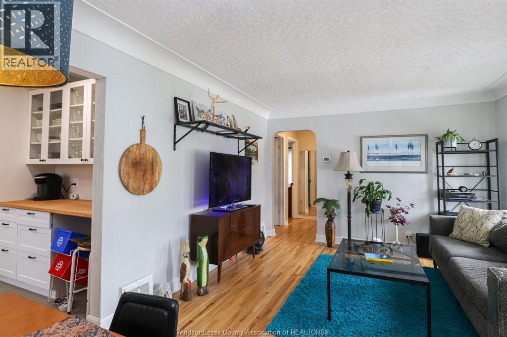 858 Laporte, Windsor, ON - Indoor Photo Showing Living Room