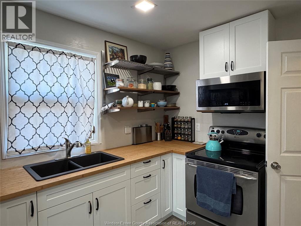 858 Laporte, Windsor, ON - Indoor Photo Showing Kitchen With Double Sink