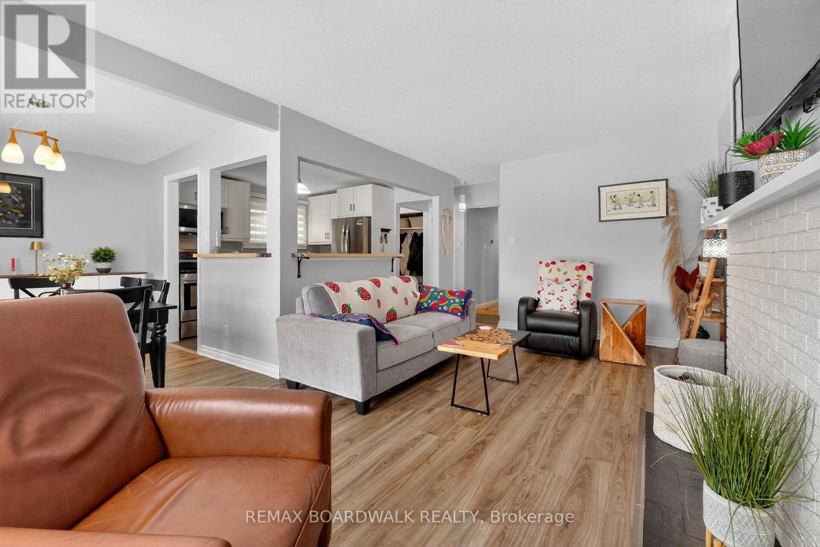 2462 Tupper Avenue, Ottawa, ON - Indoor Photo Showing Living Room