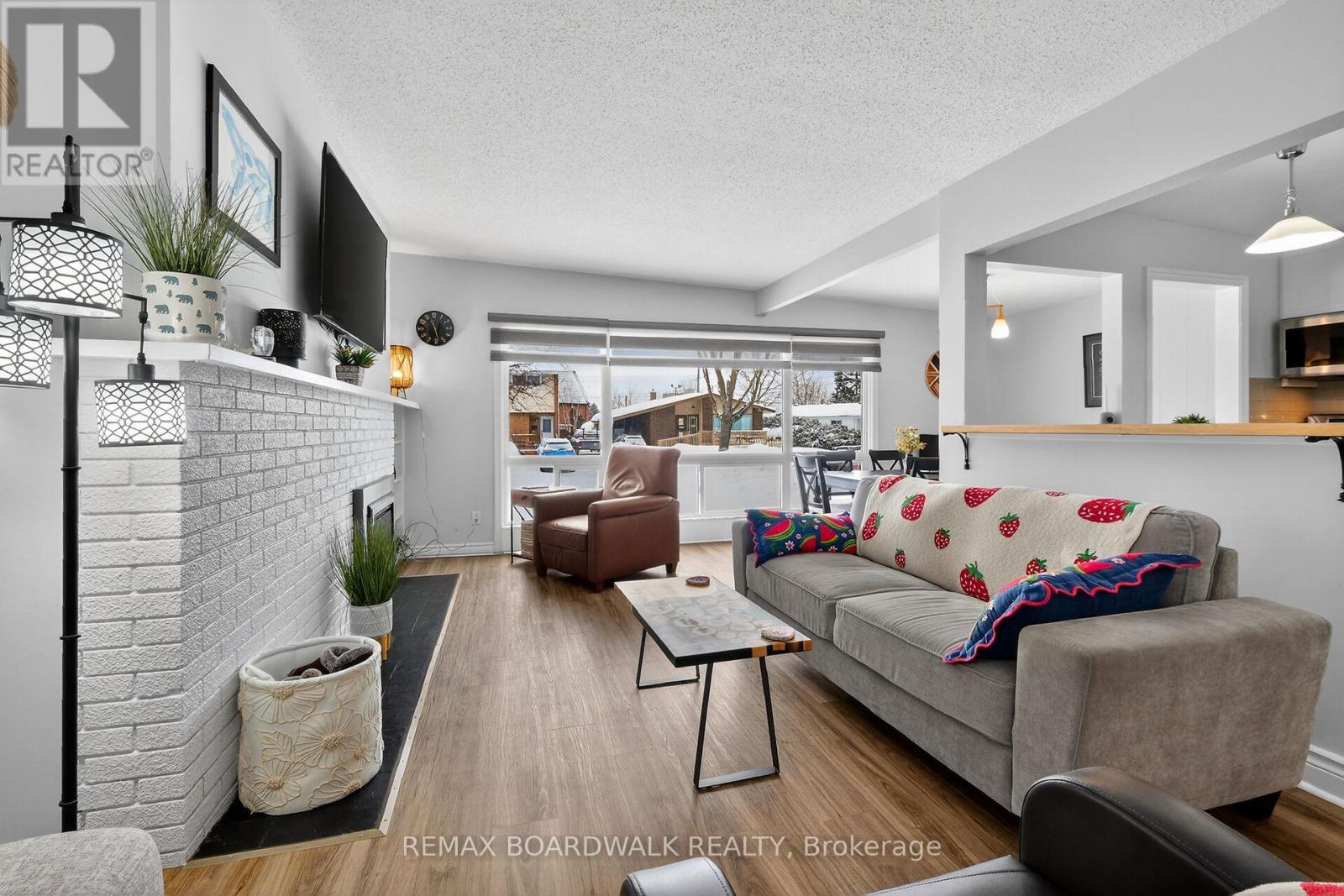 2462 Tupper Avenue, Ottawa, ON - Indoor Photo Showing Living Room