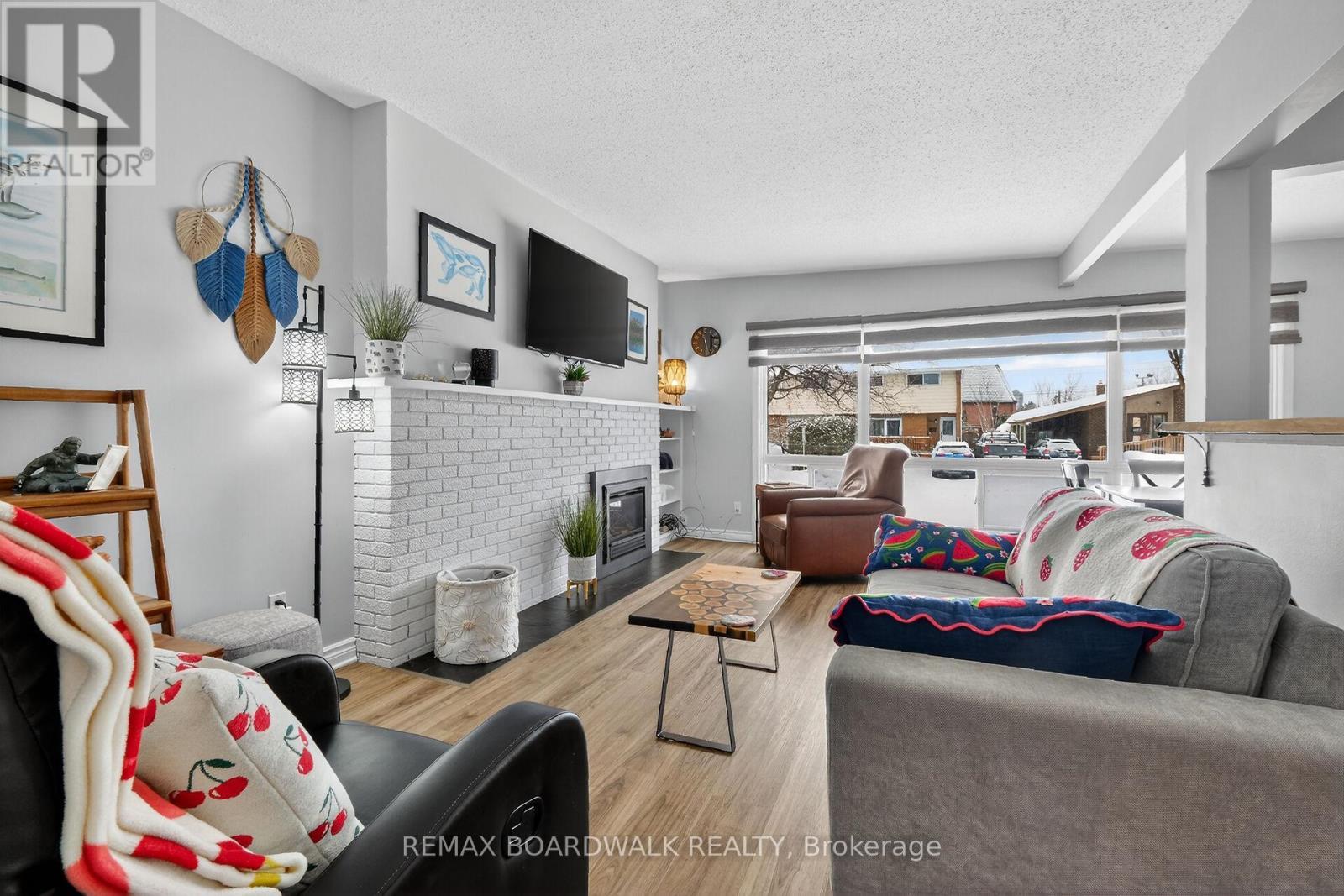 2462 Tupper Avenue, Ottawa, ON - Indoor Photo Showing Living Room With Fireplace