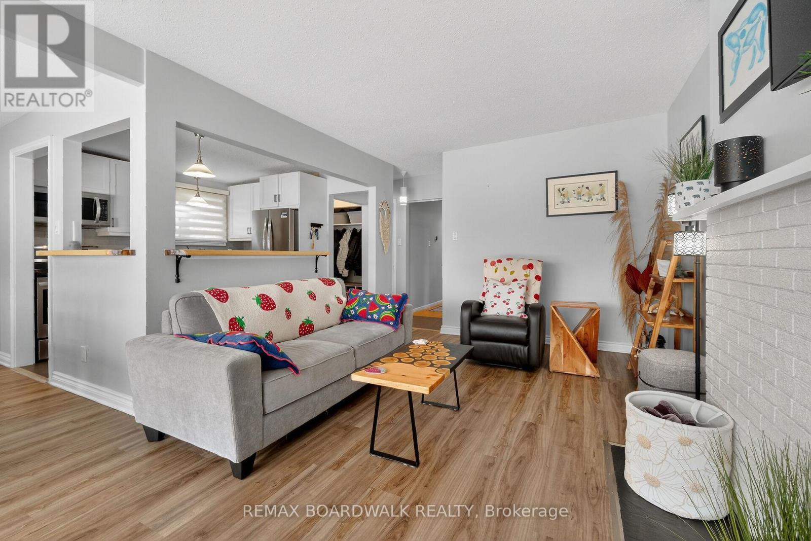 2462 Tupper Avenue, Ottawa, ON - Indoor Photo Showing Living Room
