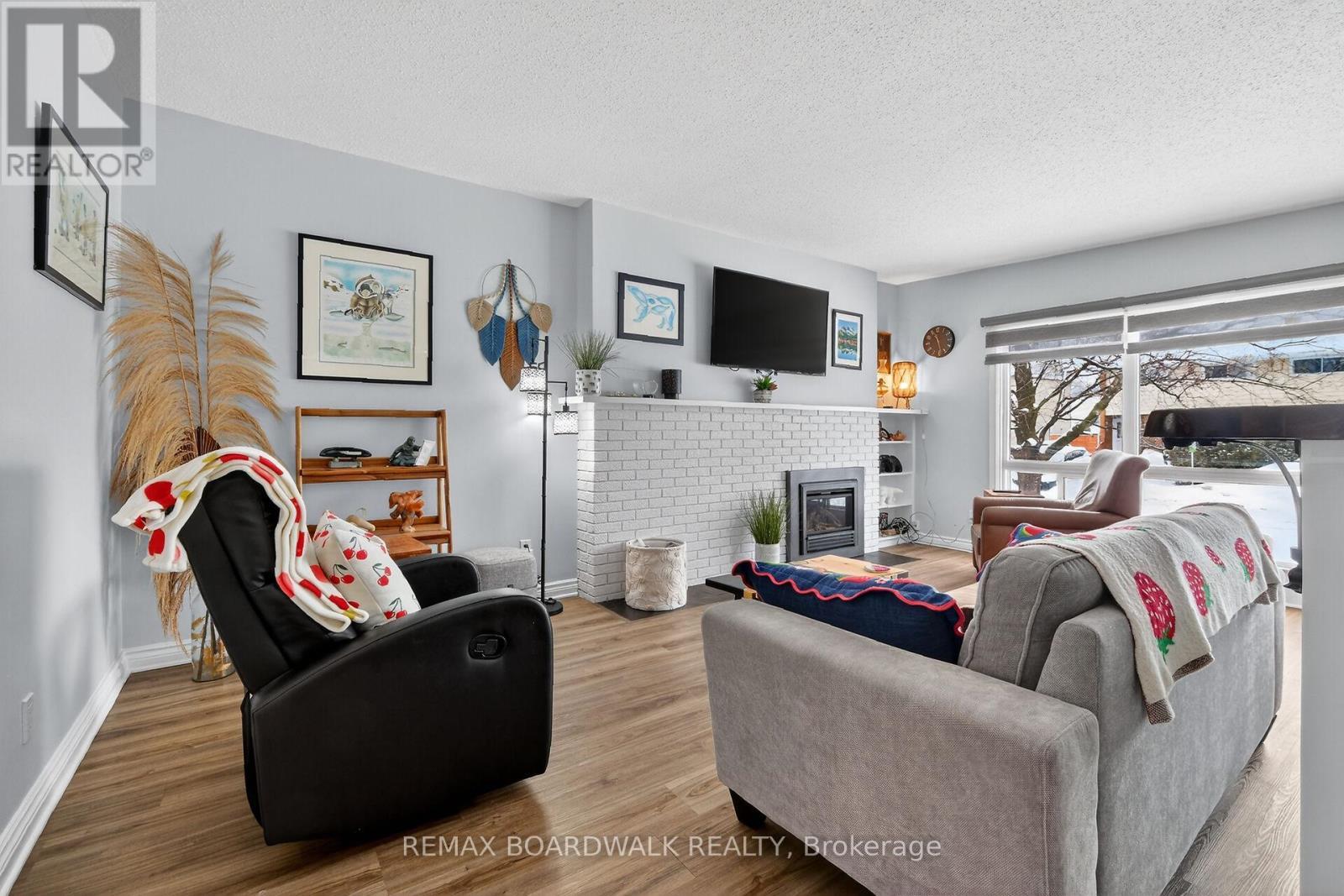 2462 Tupper Avenue, Ottawa, ON - Indoor Photo Showing Living Room With Fireplace
