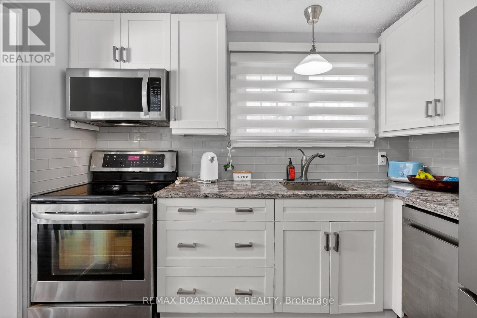 2462 Tupper Avenue, Ottawa, ON - Indoor Photo Showing Kitchen With Stainless Steel Kitchen With Upgraded Kitchen