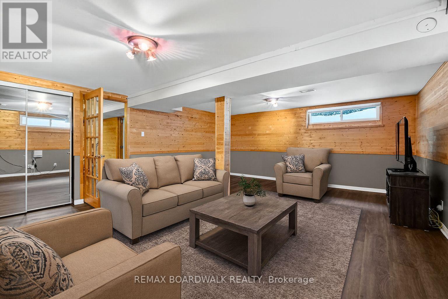 **Virtually Staged** - 2462 Tupper Avenue, Ottawa, ON - Indoor