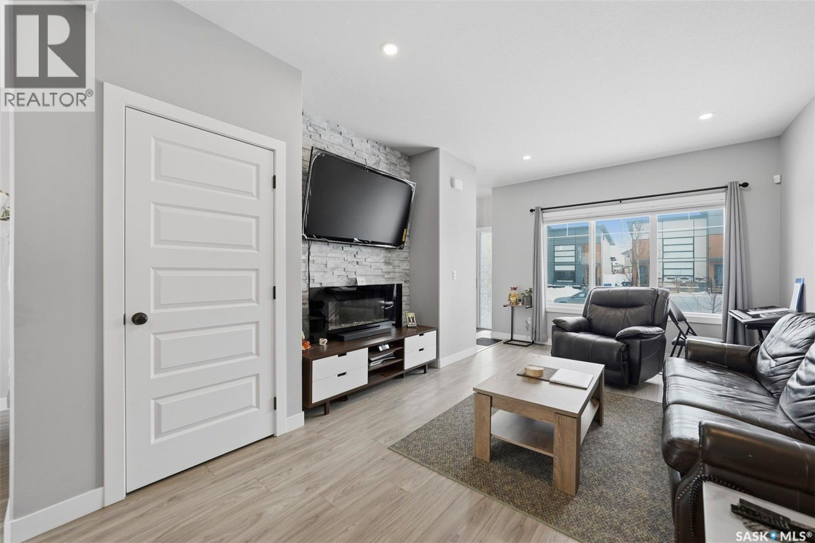 608 Brighton Gate, Saskatoon, SK - Indoor Photo Showing Living Room