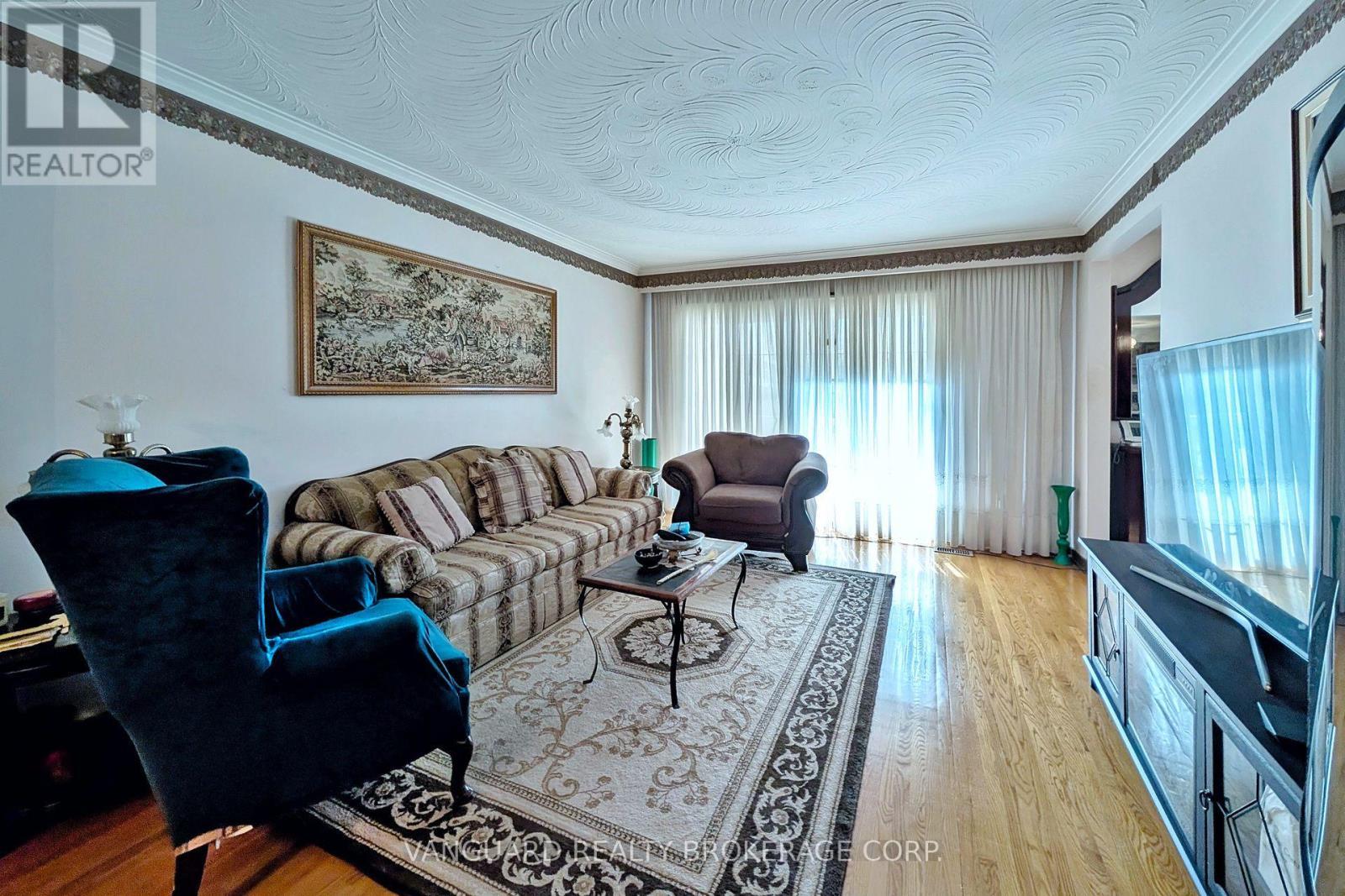 92 Skelton Boulevard, Brampton, ON - Indoor Photo Showing Living Room