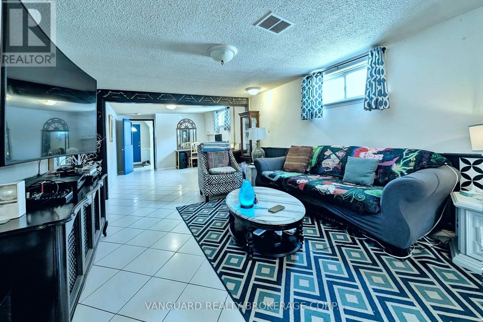 92 Skelton Boulevard, Brampton, ON - Indoor Photo Showing Living Room