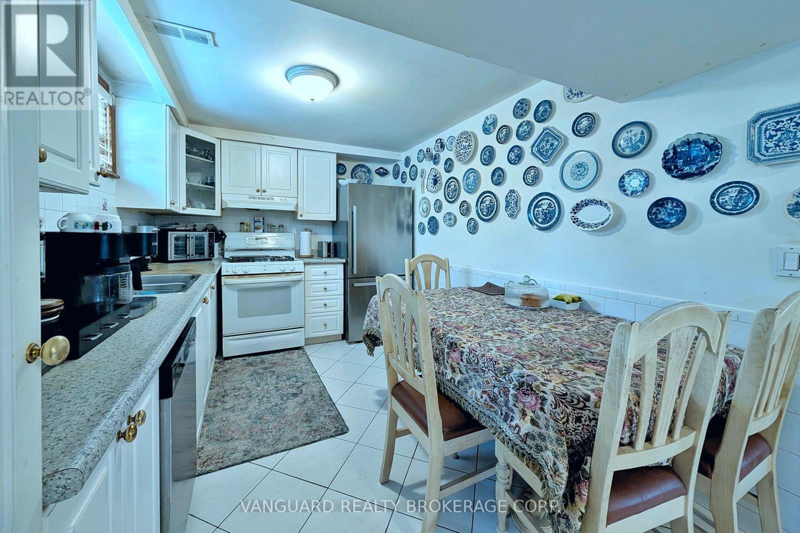 92 Skelton Boulevard, Brampton, ON - Indoor Photo Showing Kitchen