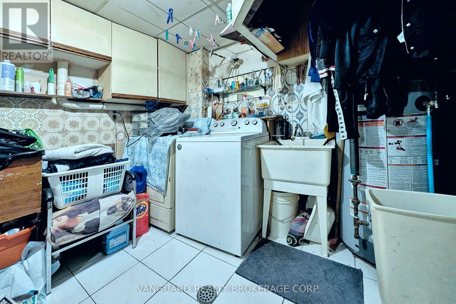92 Skelton Boulevard, Brampton, ON - Indoor Photo Showing Laundry Room
