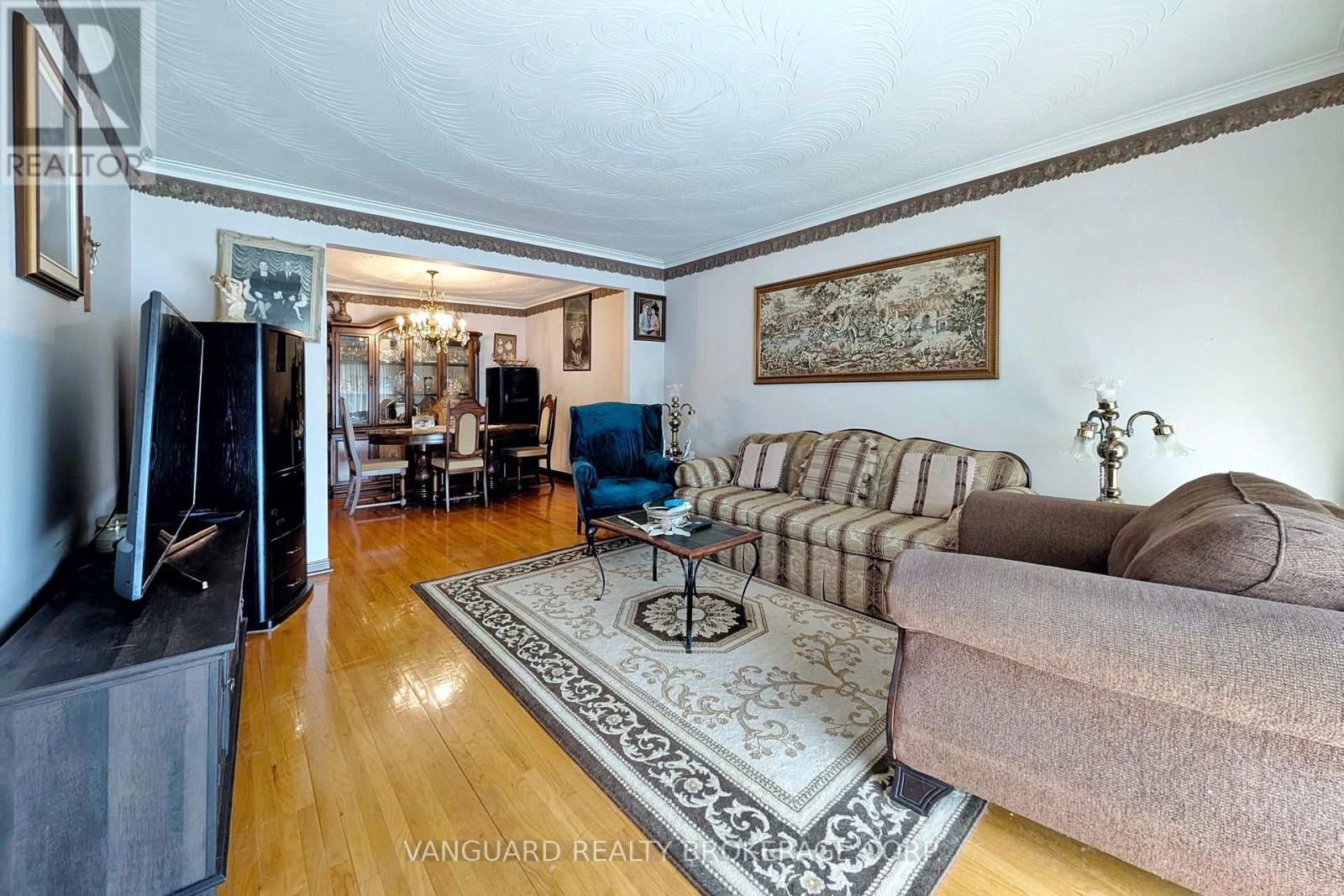 92 Skelton Boulevard, Brampton, ON - Indoor Photo Showing Living Room
