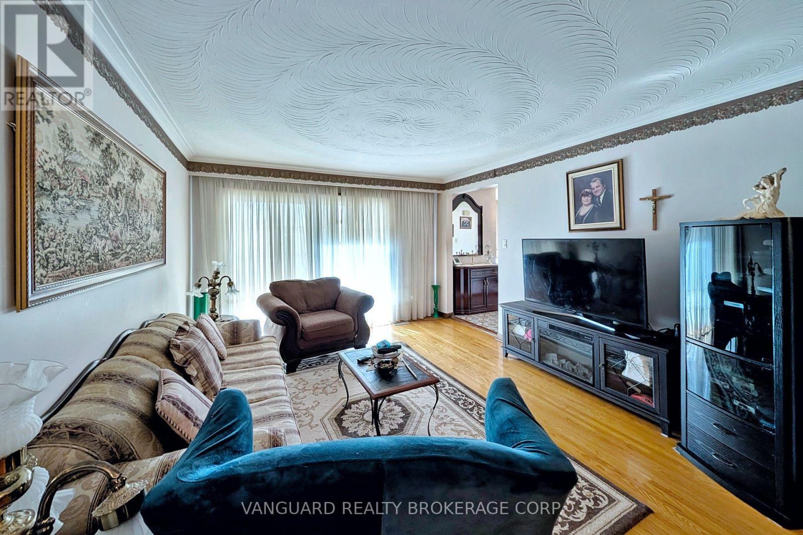 92 Skelton Boulevard, Brampton, ON - Indoor Photo Showing Living Room