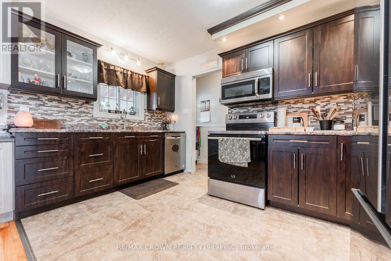 89 Devonshire Street, Kapuskasing, ON - Indoor Photo Showing Kitchen With Upgraded Kitchen