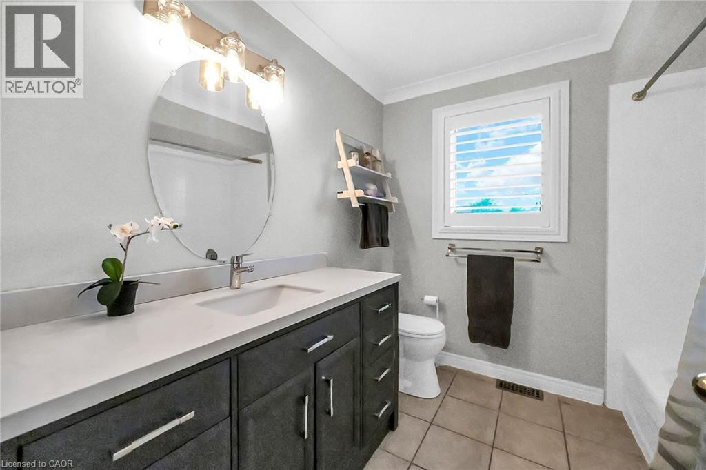 2371 Pathfinder Drive, Burlington, ON - Indoor Photo Showing Bathroom